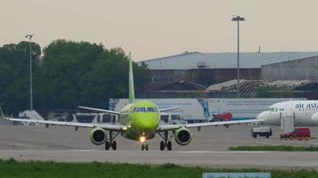 almaty, kazakistan 4 maggio 2019 - embraer erj 10 s7 in rullaggio prima della partenza, aeroporto internazionale di almaty, kazakistan video