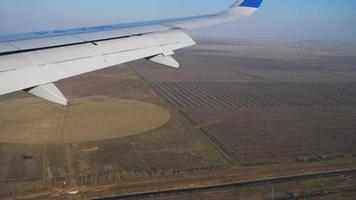 nur sultan, kazachstan 3 mei 2019 - air astana embraer e 190 p4 kbe aflopend, luchtfoto, een buitenwijk van nur sultan, kazachstan. video