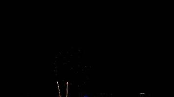 kleurrijk helder vuurwerk tonen in de nacht lucht Bij stad dag festival, novosibirsk, Rusland video