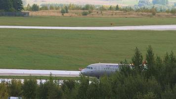 kazan, federação russa 14 de setembro de 2020 - aeroflot russian airlines airbus 320 vp bif taxiando para estacionar após o pouso no aeroporto internacional de kazan video