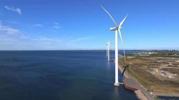 egs kraftwerk und windmühlen luftbild. erneuerbare Energie. grüne Technologie. video