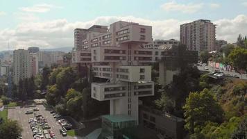 tbilisi.georgia, 2020 - Luftseitenansicht des futuristisch schönen Architekturgebäudes der Bank of Georgia Headquarters video