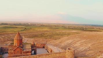 zoom aérien dans le panorama du monastère de khor virap avec fond enneigé du mont ararat en arménie video