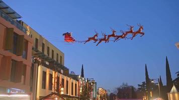 tbilisi, georgia, 2021 - vista de la calle multitudes de personas con niños en el mercado de navidad el día de navidad. celebraciones y espíritu festivo de la ciudad video