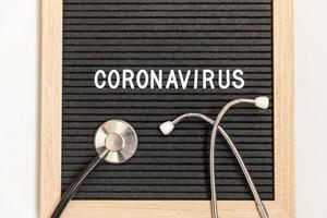 frase de texto coronavirus y estetoscopio sobre fondo de tablero de letras negras. nuevo coronavirus 2019-ncov, mers-cov síndrome respiratorio de oriente medio coronavirus originario de wuhan china