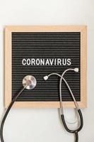 frase de texto coronavirus y estetoscopio sobre fondo de tablero de letras negras. nuevo coronavirus 2019-ncov, mers-cov síndrome respiratorio de oriente medio coronavirus originario de wuhan china