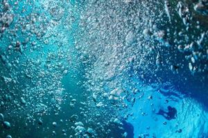 buzo burbujas en una cueva bajo el agua foto