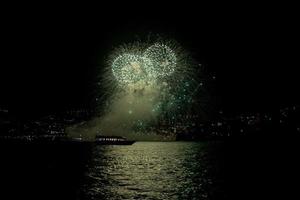 fuegos artificiales en el mar en recco, italia foto