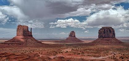 vista del valle del monumento arizona al atardecer mientras llueve foto