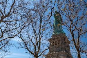 estatua de la libertad en nueva york en el cielo azul foto