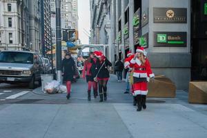 Nueva York, EE.UU. - 10 de diciembre de 2011 - personas vestidas como Papá Noel celebrando la Navidad foto