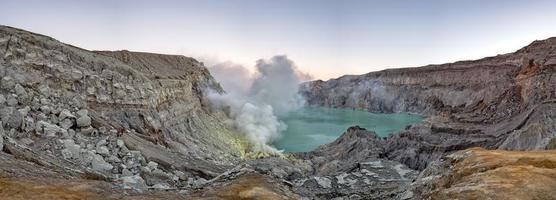 mina de azufre amarillo volcán ijen al amanecer vista panorámica del paisaje foto