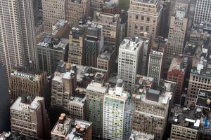 vista aérea del paisaje urbano de manhattan de nueva york en un día de niebla foto