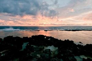 una maravillosa puesta de sol en la playa de arena del paraíso tropical de tonga foto
