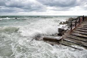 mar en tempestad sobre rocas foto