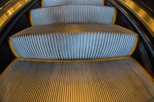 escalera mecánica móvil del metro foto