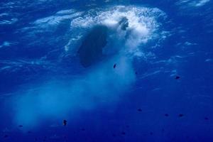 Hélice de motor marino bajo el agua mientras se bucea detalle foto