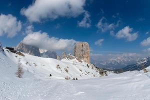 paisaje nevado de la montaña de los dolomitas en invierno foto