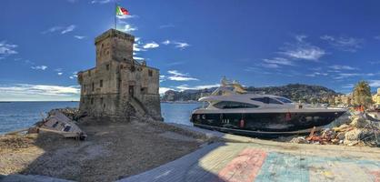 barcos destruidos por tormenta huracan en rapallo, italia foto