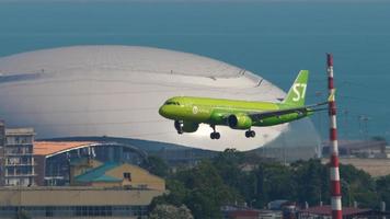 sochi, ryssland augusti 02, 2022 - flygbuss a320 av s7 flygbolag härkomst för landning på sochi internationell flygplats, sida se. jet passagerare plan flugor. turism och resa begrepp video