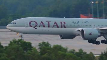 Phuket, Tailandia novembre 27, 2019 - boeing 777, a7 bandire di Qatar airways si avvicina per terra a Phuket aeroporto. turismo e viaggio concetto, aria volo video