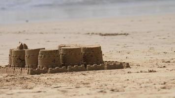 fortaleza de castelo de areia na praia tropical video