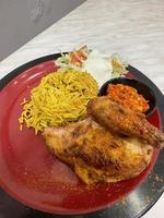 arroz frito con pollo frito foto