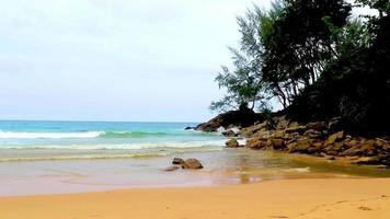 panorama de la bahía de la playa de naithon con agua turquesa clara phuket tailandia. video