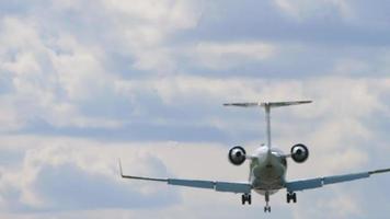 moscú, federación rusa 12 de septiembre de 2020 - avión de reacción gemelo que se acerca a la pista. vista desde el frente de la pista con mástiles als en primer plano video