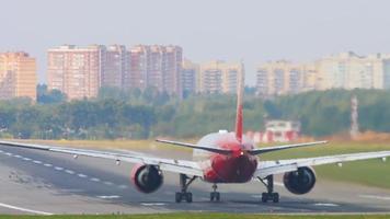 moskau, russische föderation 13. september 2020 - rossiya airlines boeing 777 ei geu auf der landebahn 24l, beschleunigen vor dem abflug am frühen morgen, internationaler flughafen sheremetyevo, svo uuee video