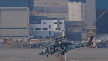 hong Kong november 10, 2019 - luchtbus helicopters h175, b lvi van hong Kong regering vliegend onderhoud liften een container, lading Aan kabels Bij hong Kong luchthaven. video