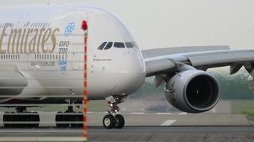 dusseldorf, Germania luglio 23, 2017 - avvicinamento sparo, airbus a380 di Emirates rullaggio dopo atterraggio per il terminale a dusseldorf aeroporto video