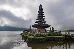el templo más hermoso de bali pura ulun danu bratan foto