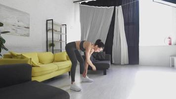 mujer joven haciendo ejercicio en casa video