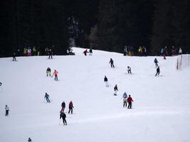 muchos esquiadores esquiando en dolomitas gardena valle montañas nevadas foto