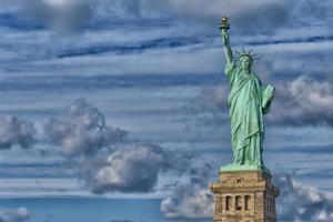 estatua de la libertad en el cielo azul profundo foto