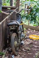 vieja moto abandonada en el bosque foto