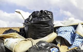 montaña de bolsas de basura foto