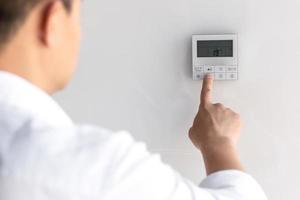 hombre de negocios asiático en el calor de la oficina, elige el modo de refrigeración foto