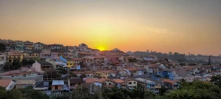 colorido atardecer en la ciudad interior con vistas al paisaje urbano de brasil foto