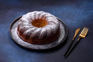 delicioso pastel de navidad redondo casero con bayas rojas en un plato de cerámica foto