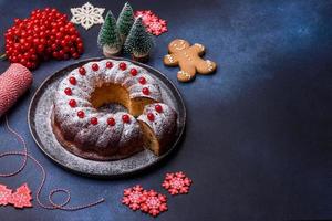 delicioso pastel de navidad redondo casero con bayas rojas en un plato de cerámica foto