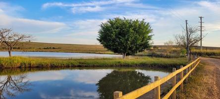 lago con paisaje natural de tierras de cultivo en el campo foto