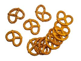 pretzels con sal sobre un fondo blanco. productos de harina hornear para el té. foto