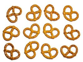 pretzels con sal sobre un fondo blanco. productos de harina hornear para el té. foto