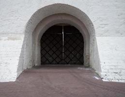 la antigua puerta de la fortaleza. un edificio antiguo. estructura defensiva foto