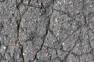 vista detallada de las superficies de asfalto de diferentes calles y caminos con grietas foto