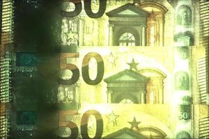 ilustración de billetes en euros brillantes con un aura kirliana verde a su alrededor. foto