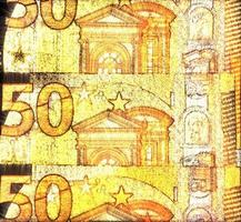 ilustración de billetes en euros brillantes con un aura kirliana verde a su alrededor. foto