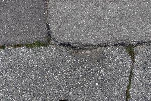 vista detallada de las superficies de asfalto de diferentes calles y caminos con grietas foto